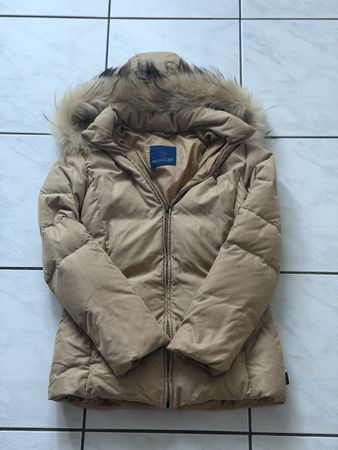 Moncler piumino donna beige con cappuccio e bordo pelliccia