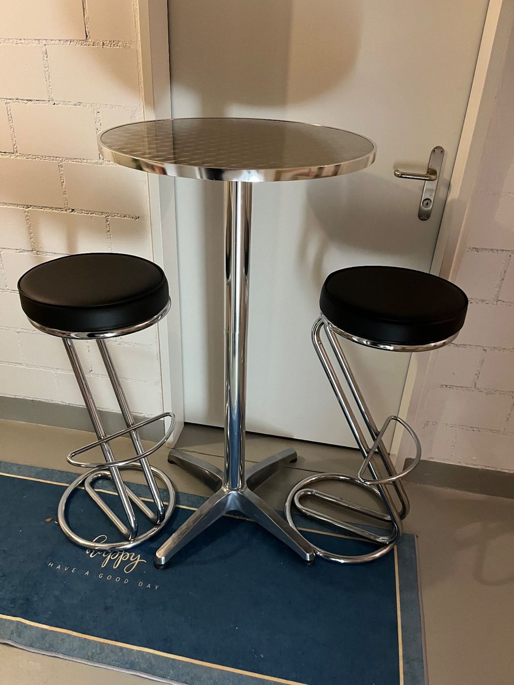 Set di tavolo e panche: Bartisch rund/klappbar mit 2 Barhocker – Usato da Zürich venduto da Bice2 1