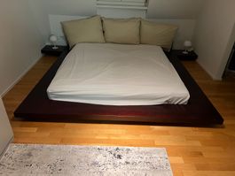 Modernes Doppelbett 180x200 cm mit Lattenrost und Nachttisch