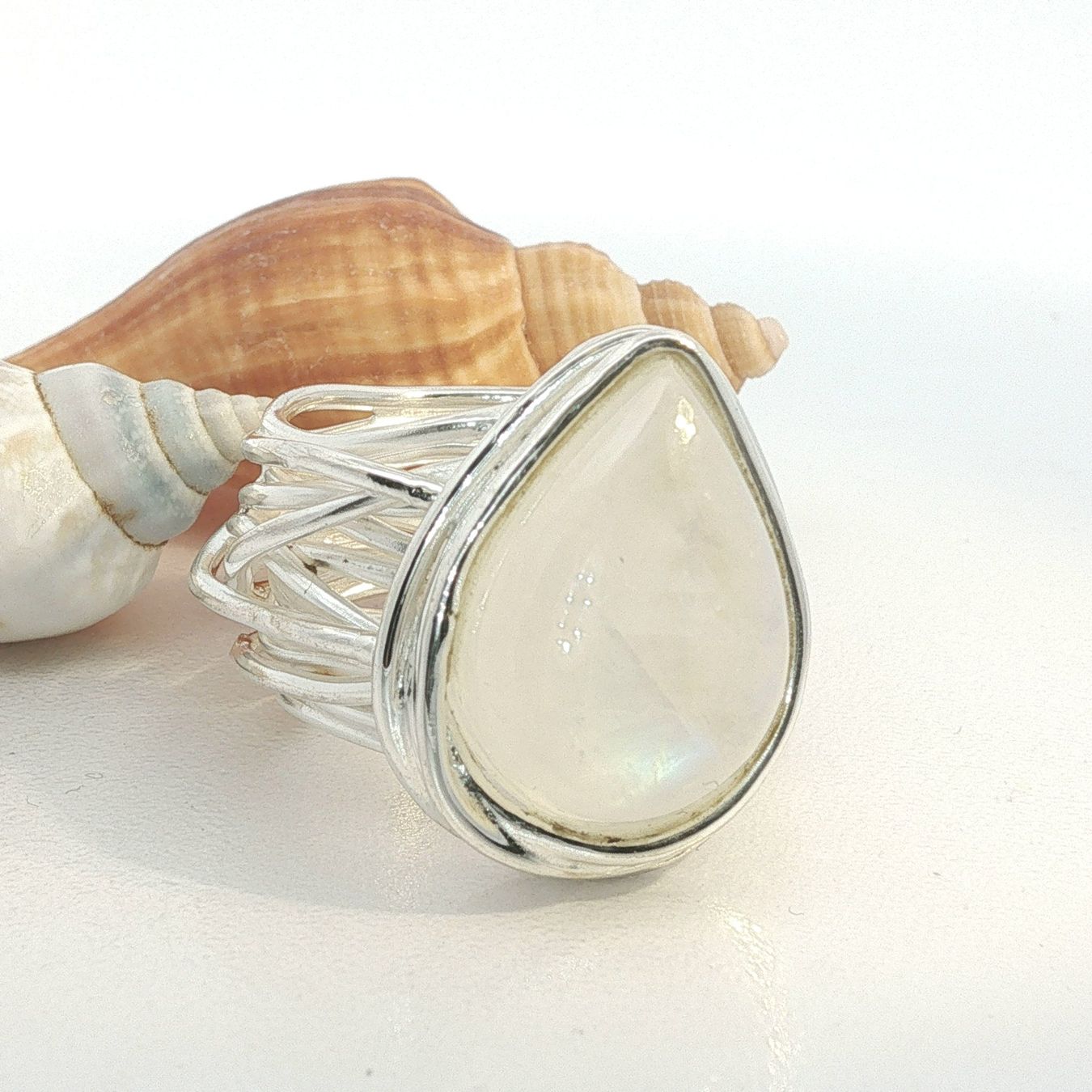 Olga Ribler Anelli: Statement Ornament Ring mit Regenbogen-Mondstein Gr 59 – Nuovo (secondo la descrizione) da Luzern venduto da Schmuckoutlet 2