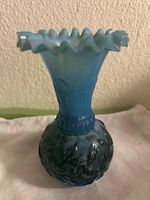 Vase Glas blau Rüschenrand floral Relief Muster antik