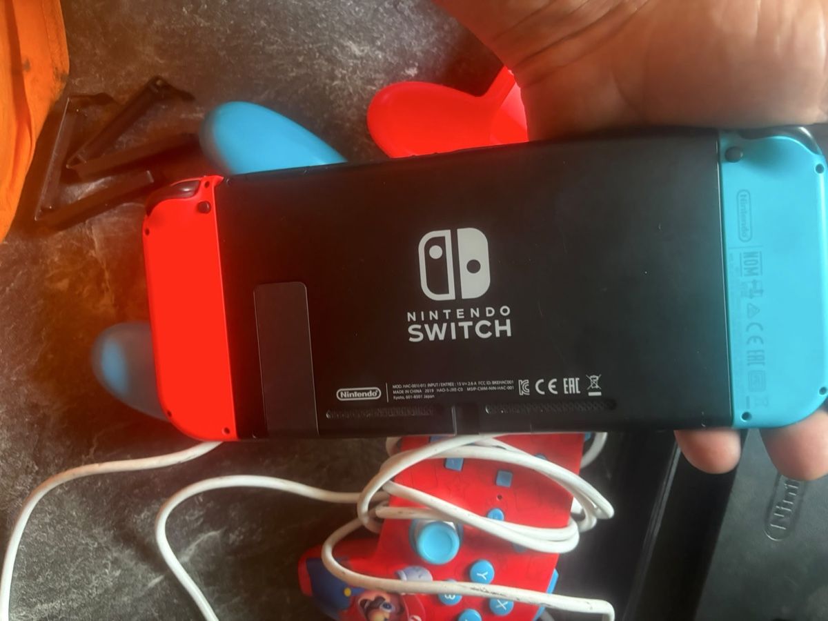 Nintendo Konsolen: Nintendo Switch mit Zubehör Konsole rot/blau – Neu (gemäss Beschreibung) aus Sursee von Fion 1