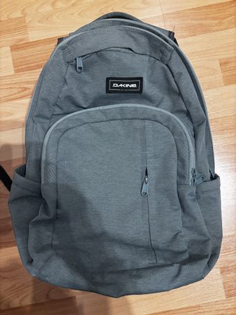Rucksack Dakine grau mit mehreren Fächern