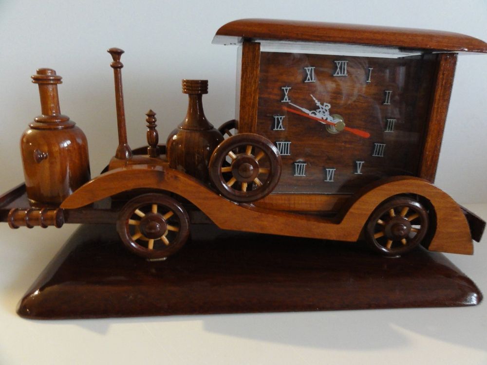 Wunderschöne & originelle Uhr in einem Holzvergaser-Auto