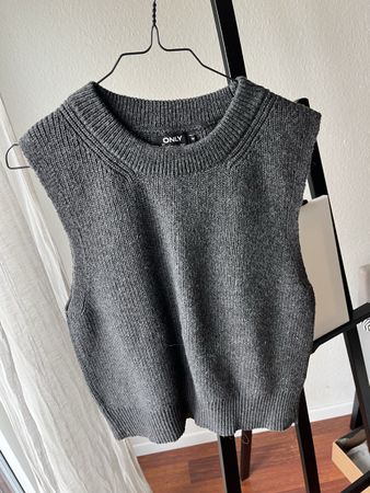 Only grey knitted vest