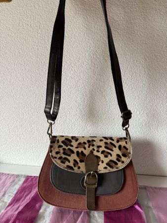 Umhängetasche mit Leopardenmuster aus Leder