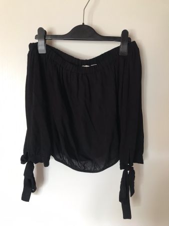 Schwarzes Off-Shoulder Top mit Schleifen an Ärmeln, M