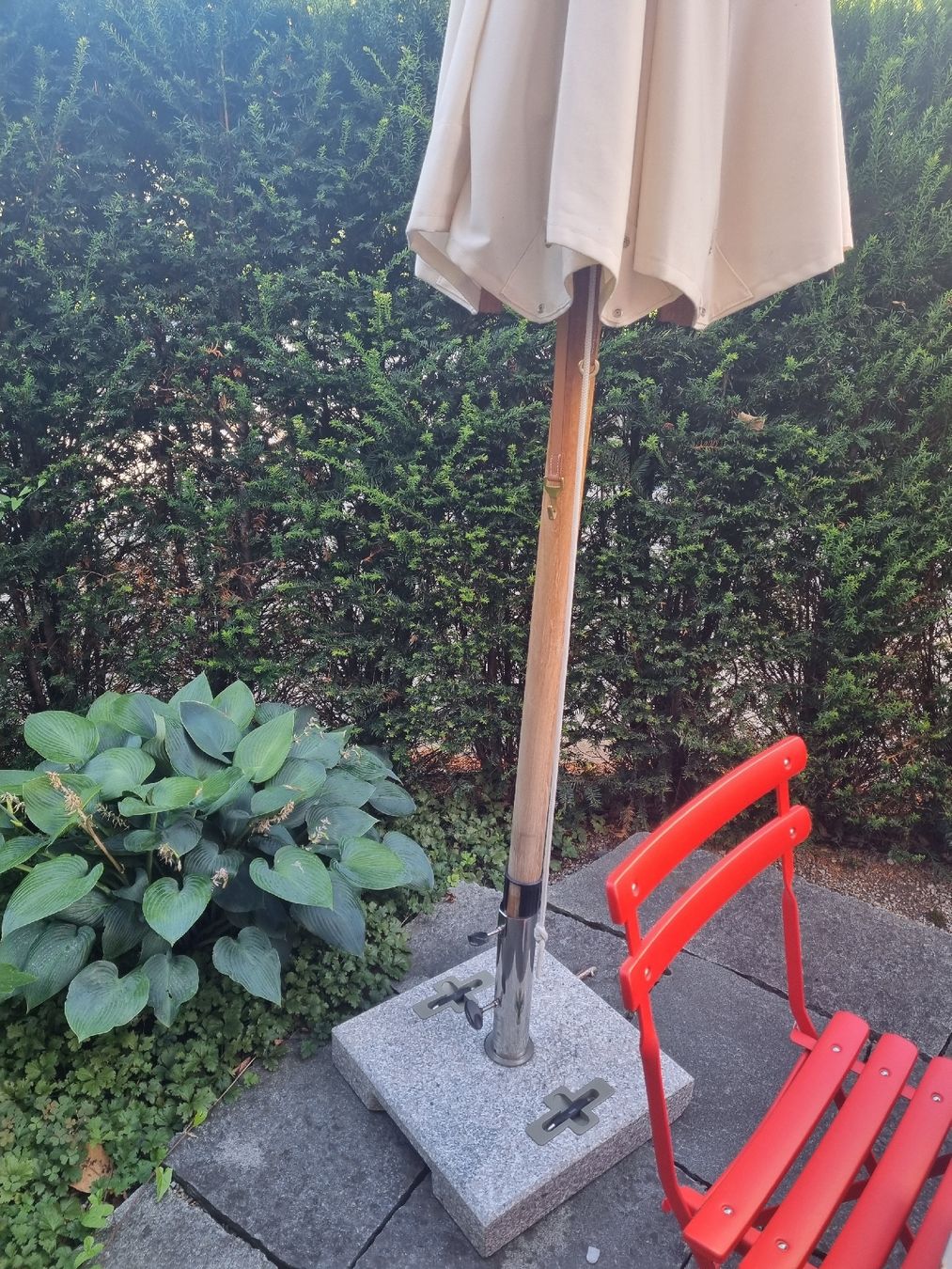 Parasols: Weisshäuptel Schirm mit Sockel mit Rollen – D'occasion à Zürich par eva4107 4