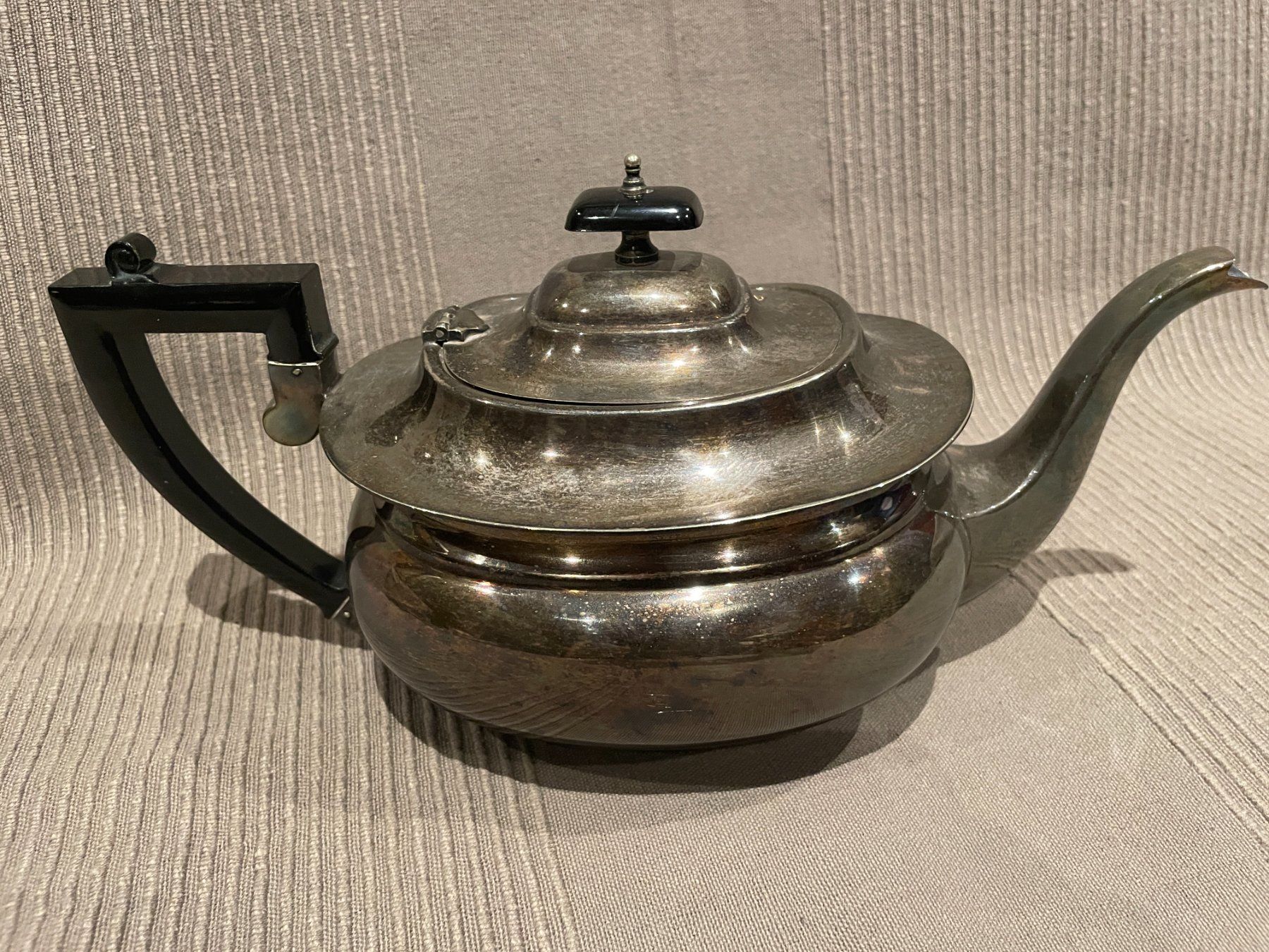 Caraffe: Antike Englische Teekanne versilbert mit Bakelit Griff – Usato da Bern venduto da Chraebu2 5