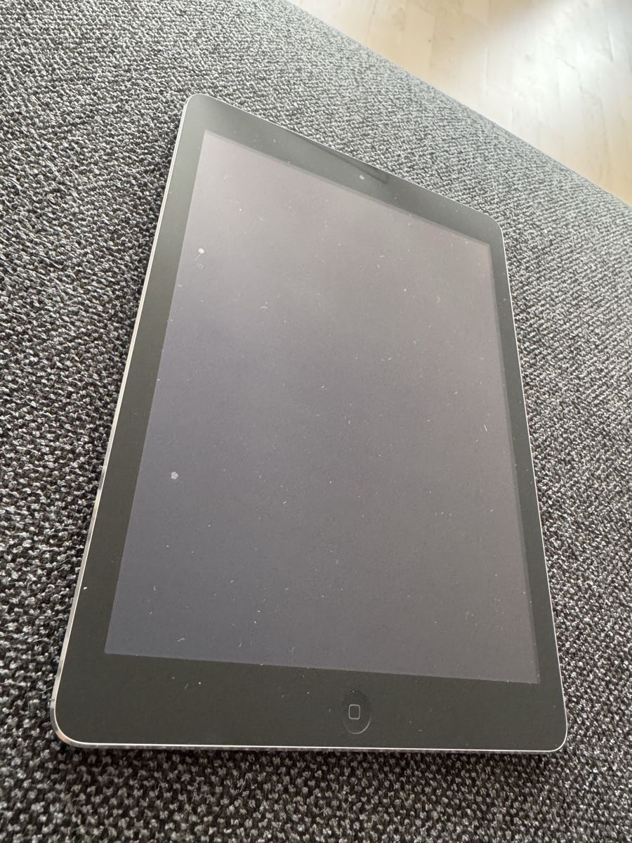 Apple Tablet PC: Apple iPad Air – Gebraucht aus Kriens von thatsvenae
