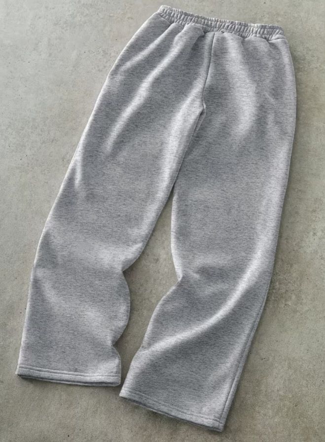 Pantalons: Pantalon de jogging gris avec roses brodées. – Neuf avec emballage d'origine à courtelary par meh_hgx9 5