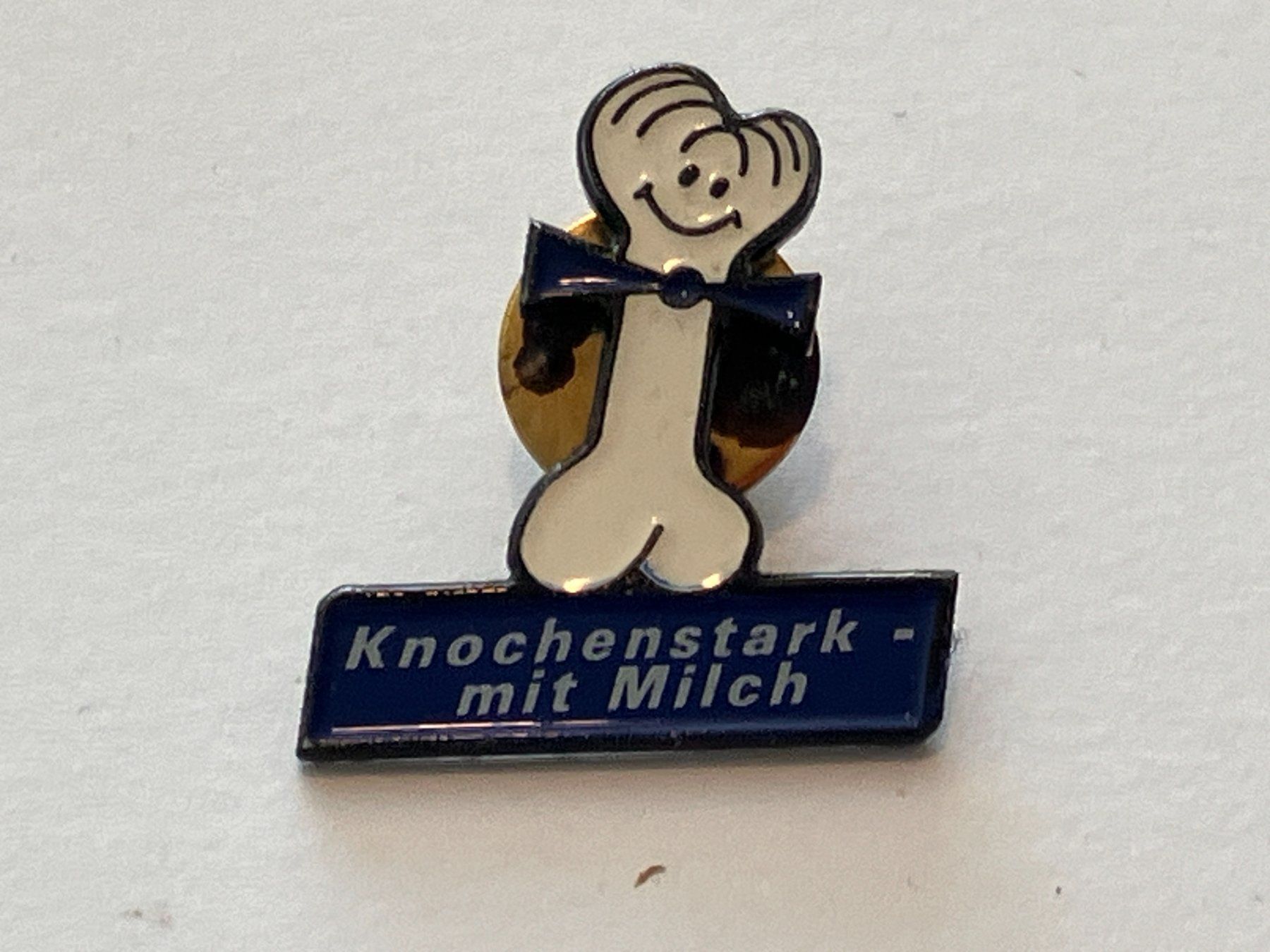 Placchette & Badge: 1 Pin Knochenstark mit Milch – Usato da Basel venduto da djwwpp