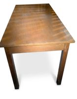 Rustikaler Holztisch für Heimwerkerprojekte & Garten