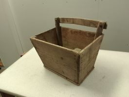 Alte Steinkratte aus Holz mit Tragegriff 