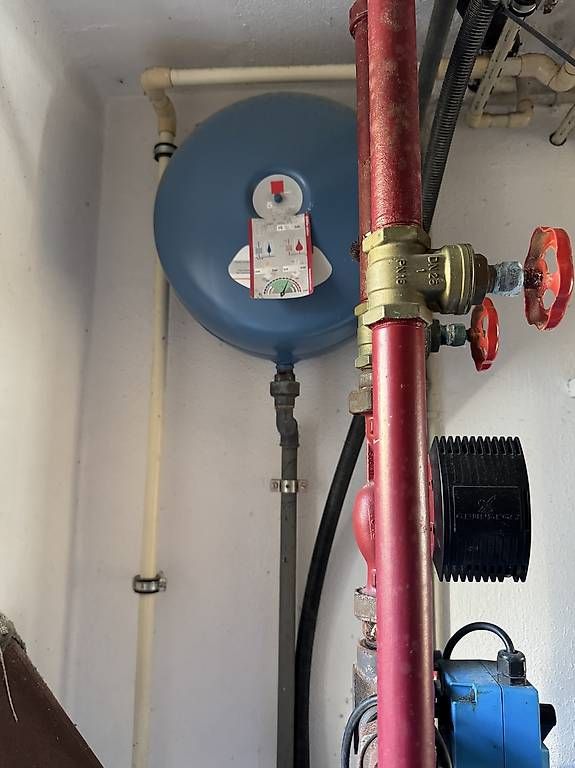 Radiatori: Komplette Heizungsanlage – Usato da Münchwilen AG venduto da me2work 3