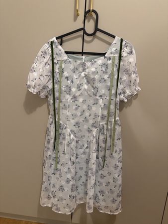 Damen Kleid kurz mit Blumenmuster guter Zustand