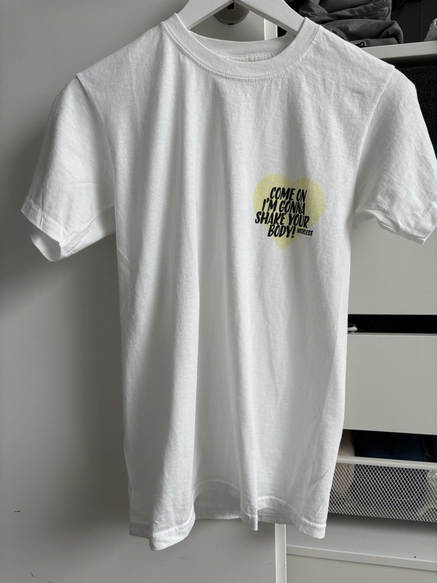 T-shirt: Merch Tshirt von NICKLESS  – Nuovo (secondo la descrizione) da Steinmaur venduto da aly_mhs6
