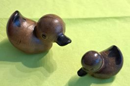2 niedliche Ton Enten / Mutter mit Jungem