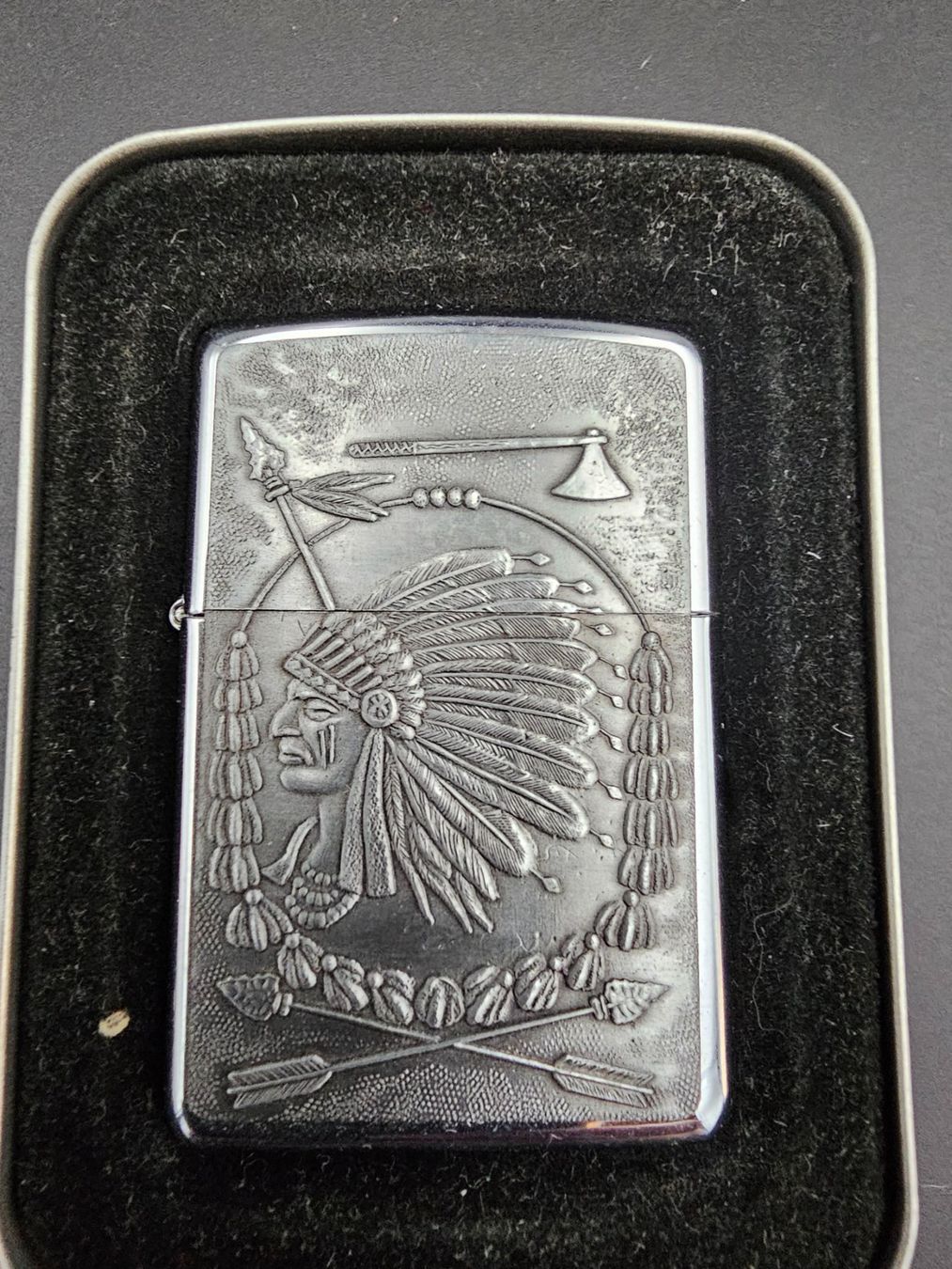Zippo Accendini: Zippo Chef Amérindien, 1997 objet collection  jamais utilisé – Nuovo e nell'imballaggio originale da Genève venduto da Djoff