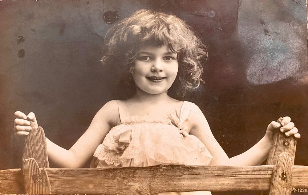 Antike Foto AK Kind - Mädchen am Zaun aus England | Kaufen auf Ricardo