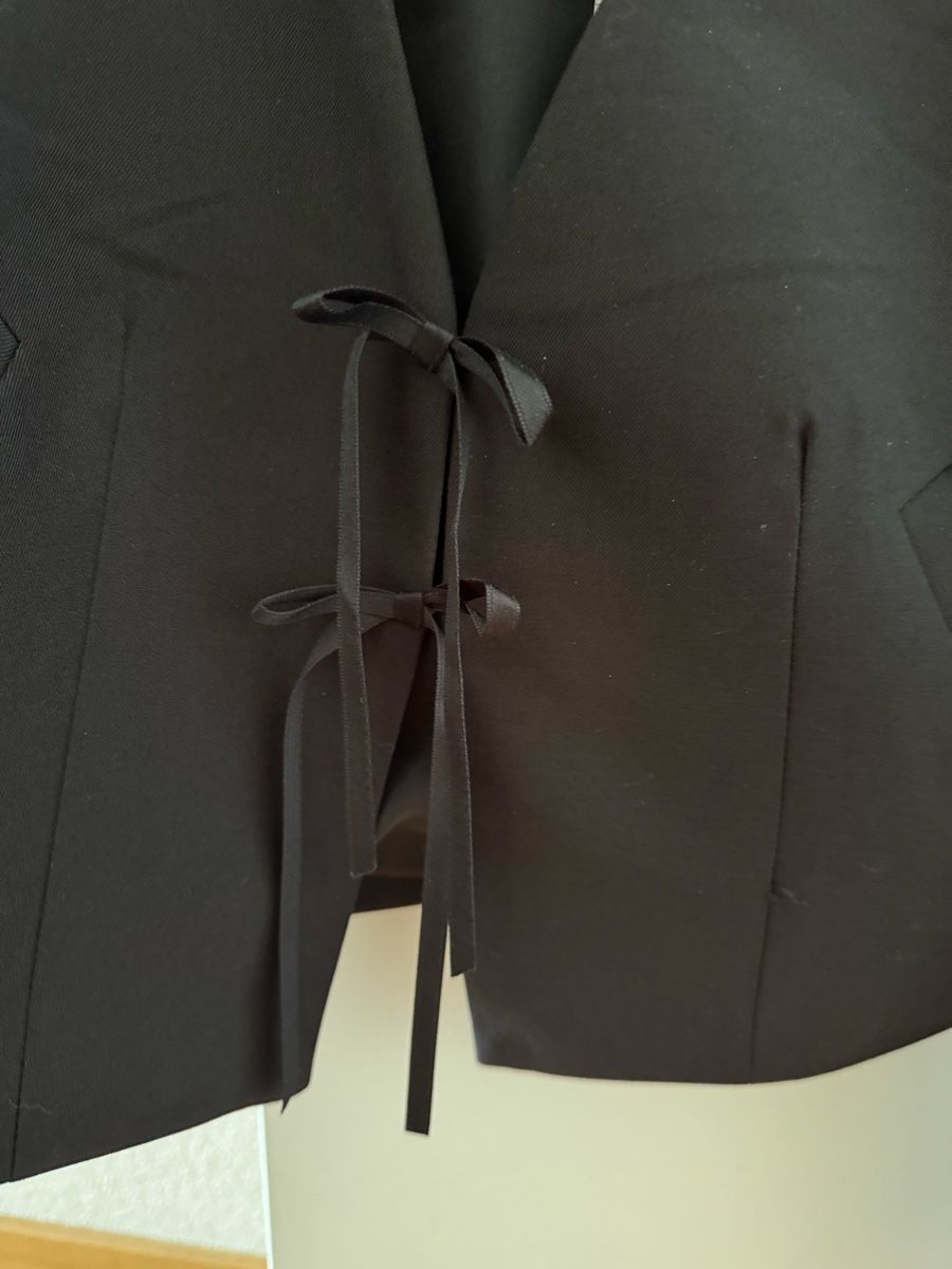 Ensembles & Tailleurs: Schwarzer Blazer Kurzjacke Stradivarius mit Schleife – Neuf avec emballage d'origine à Beringen par ste_bh8w 3