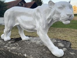 Weißer Panther – Stilvolle Tierfigur in Hochglanzoptik