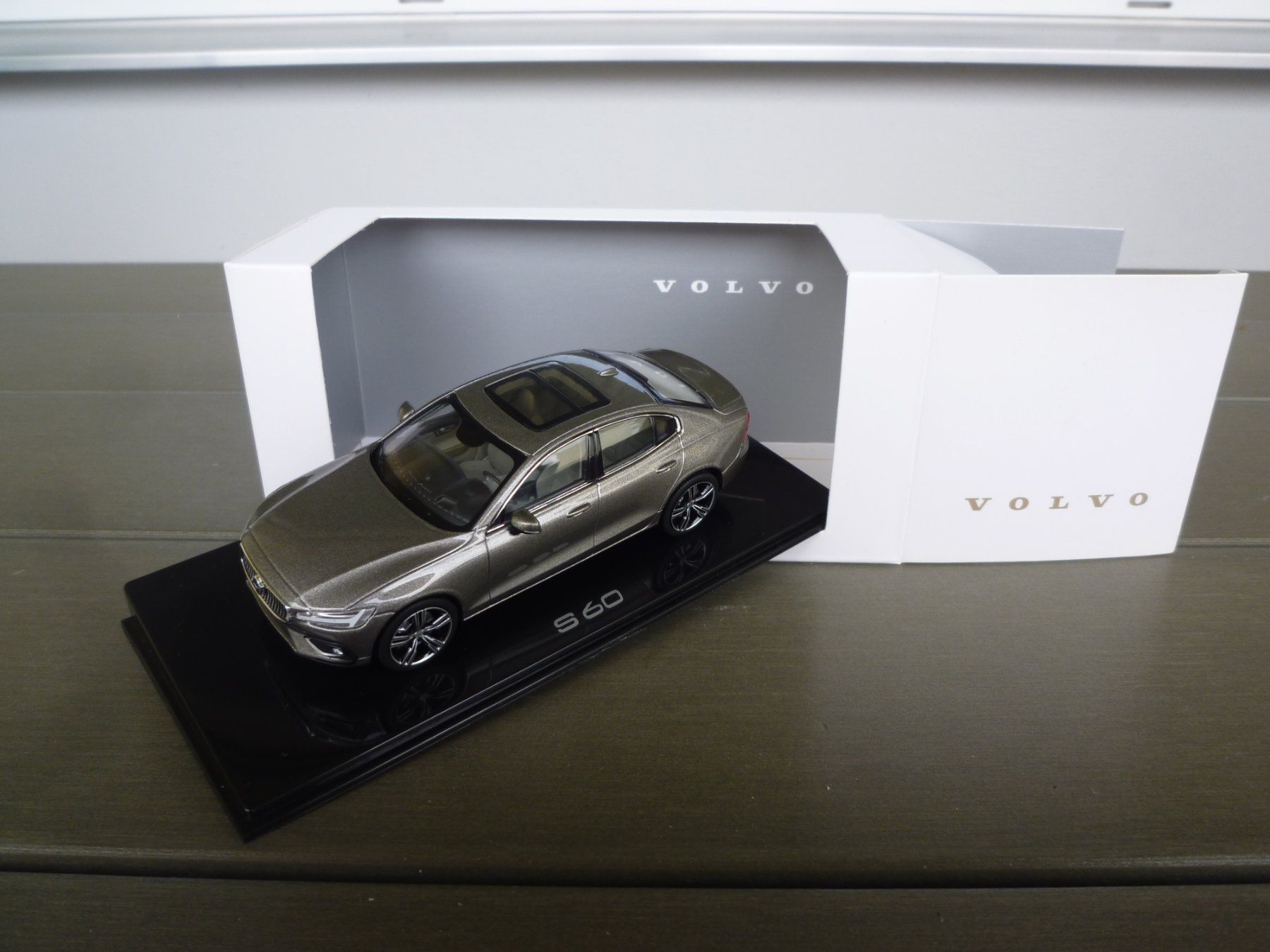 Volvo Modellautos: Volvo S60 – Neu und originalverpackt aus Flawil von Imperiosud
