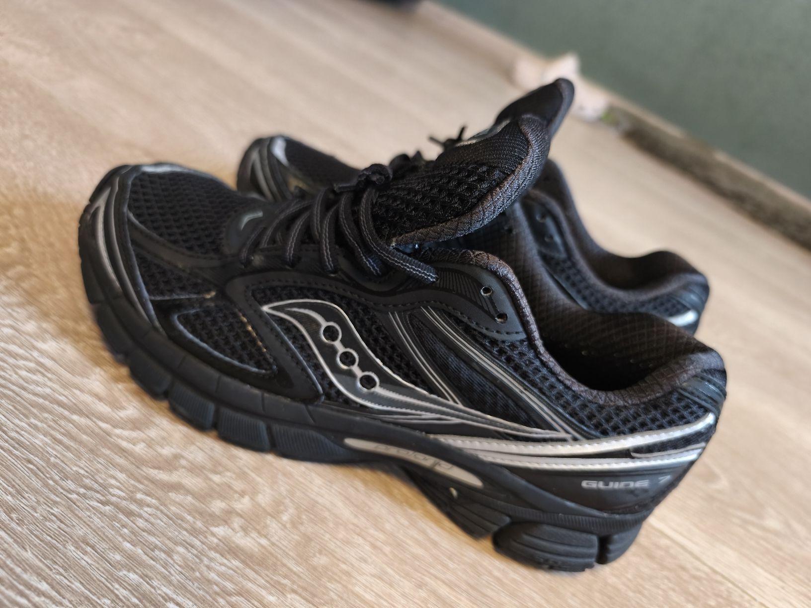 Chaussures hommes: Saucony Guide 7 basket noirs taille 42 – D'occasion à Orbe par don_ym8h 2