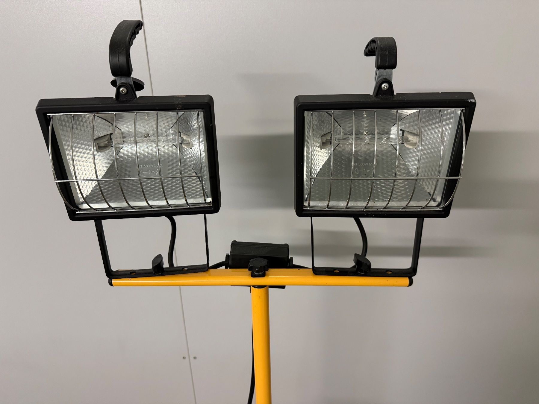 Lampade: Scheinwerfer 2x 500W mit Stativ – Usato da Oberriet SG venduto da Ironkandel 4