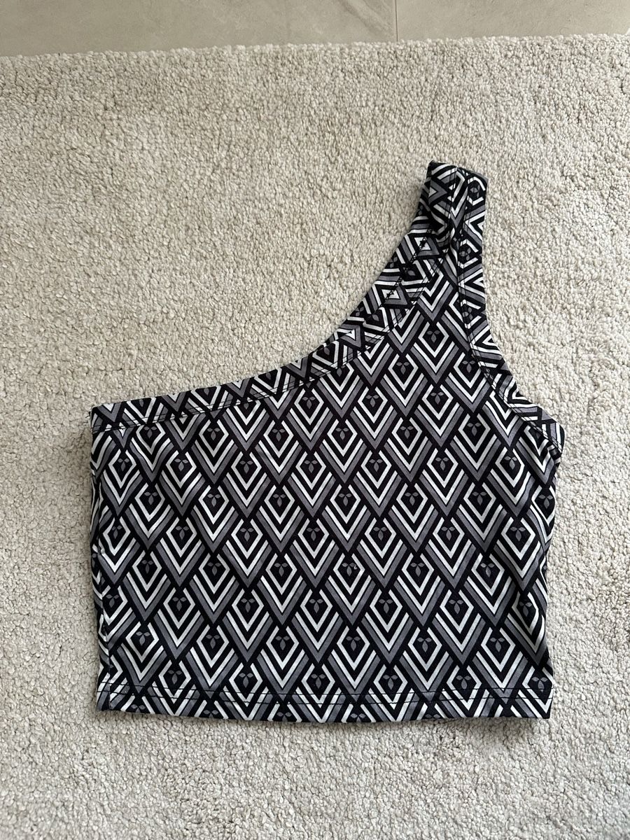 Shein Top: Schickes One-Shoulder Top, Schwarz/Weiss gemustert, S – Usato da Merenschwand venduto da R-R-R 1