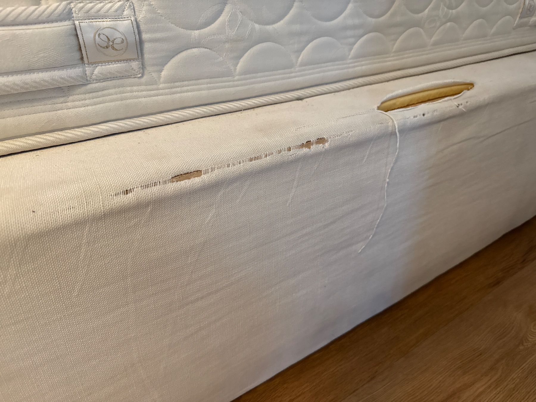 Letti: Grosses Boxspringbett mit Kopfteil – Usato da Stäfa venduto da Yardy 1