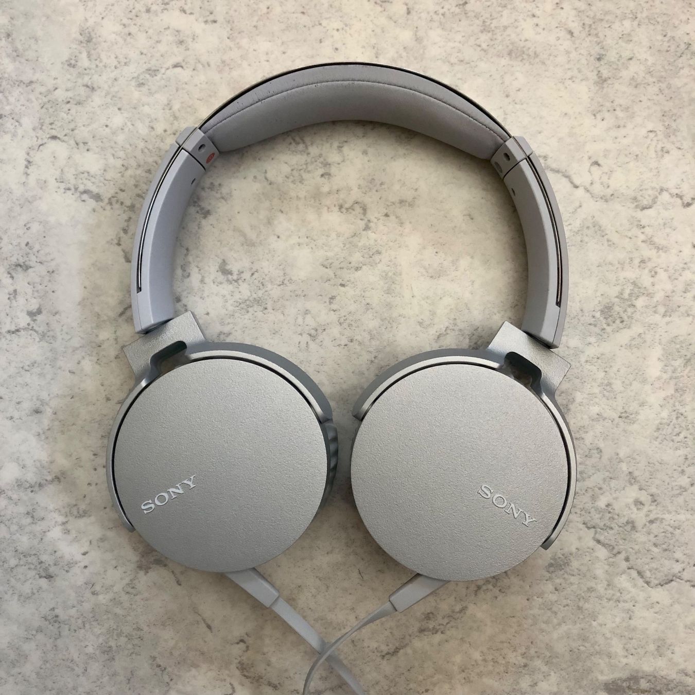 Sony Cuffie: Sony MDR-XB550AP Kopfhörer (Silber) – Usato da Küblis venduto da AlpinePro_GR
