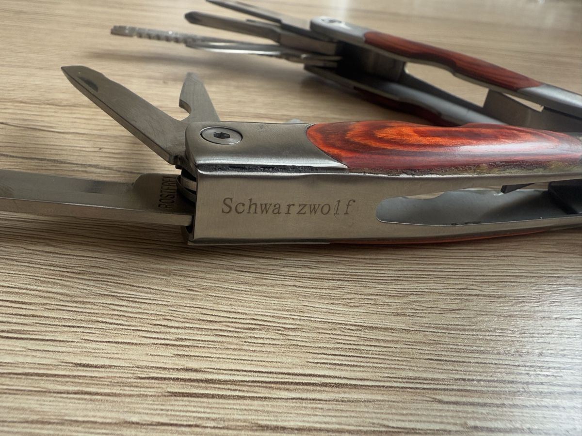 Tutti gli attrezzi: Schwarzwolf Multitool mit Etui – Zange, Messer, Säge  – Usato da Wettingen venduto da Ni_la_lo 4