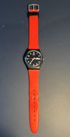 Klassische Swatch Uhr mit orangen Armband 