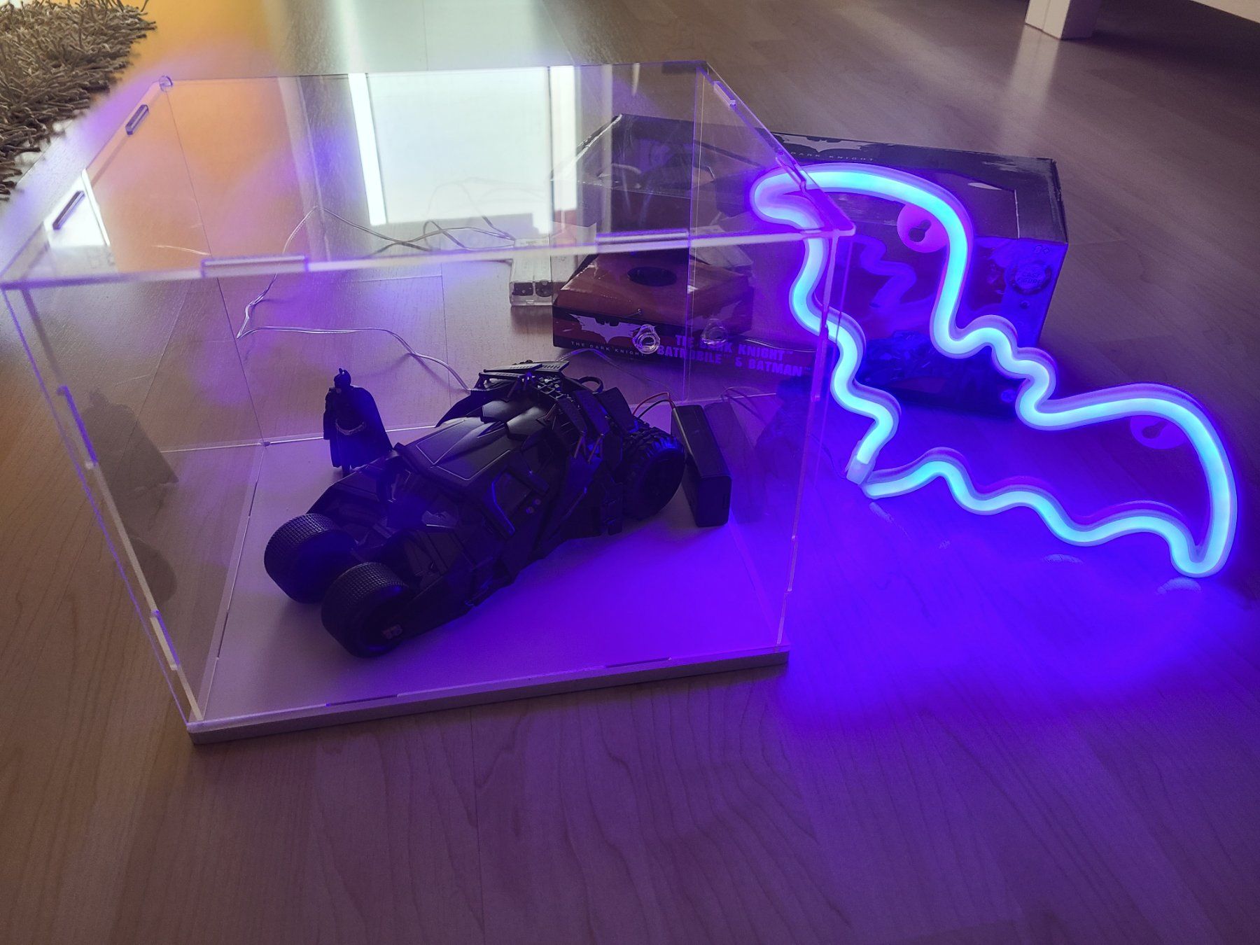 Jada Toys Modellautos: Jada Batman- The Dark Knight 1:24 LED- Leuchten mit Vitrine! – Neu (gemäss Beschreibung) aus Buchs AG von Hifinico