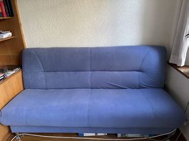 Blaues Bettsofa mit Stauraum