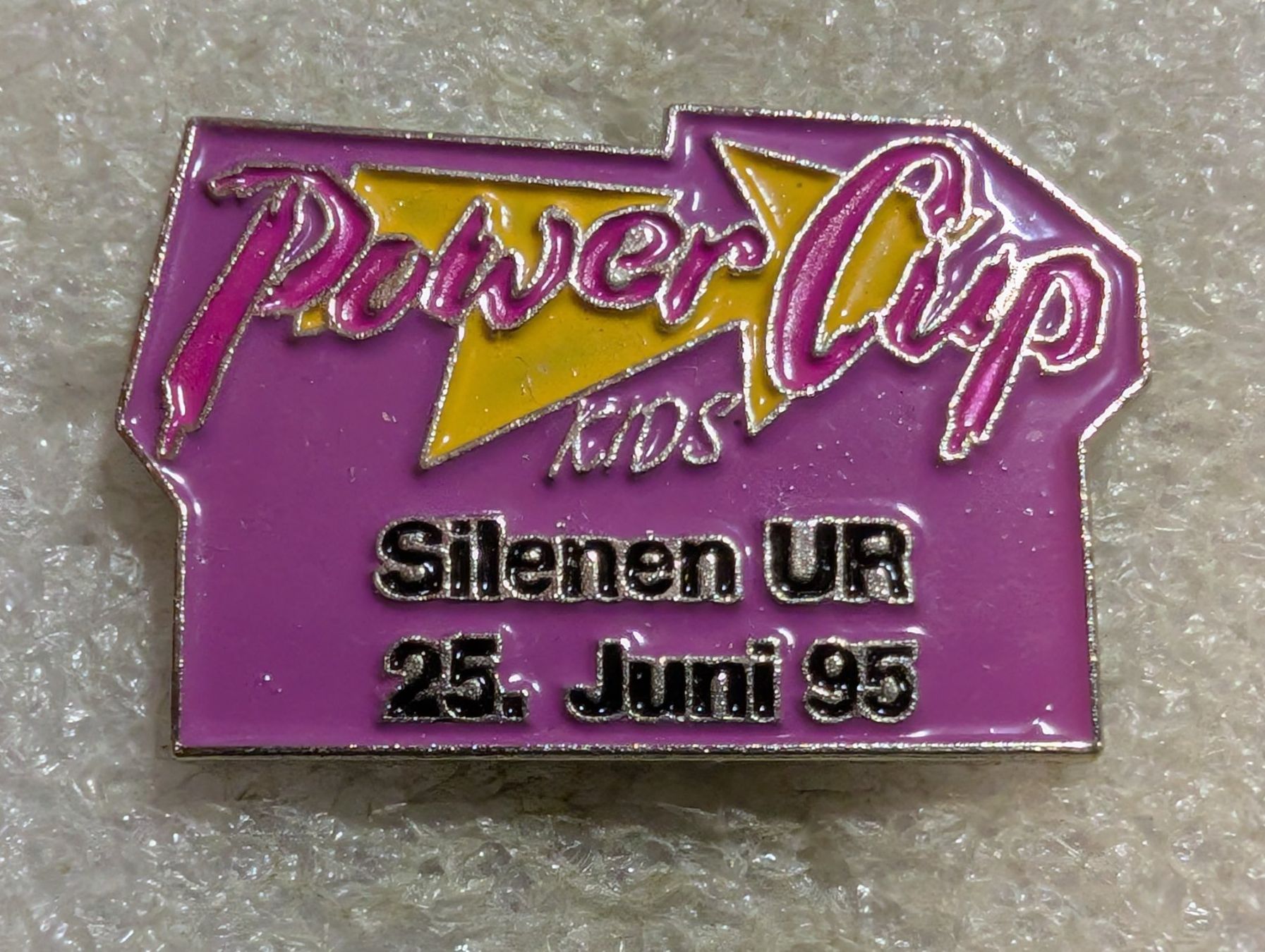 Plaketten & Abzeichen: Ansteckpin 146: Power Cup Kids – Gebraucht aus Oppligen von Pin-Fall-Shop
