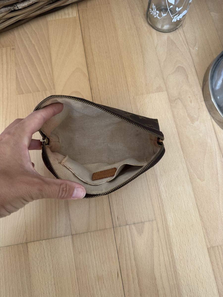 Louis Vuitton Custodie per cosmetici: Louis Vuitton Kosmetiktasche Monogram Canvas  – Usato da Uster venduto da sandi_95 1