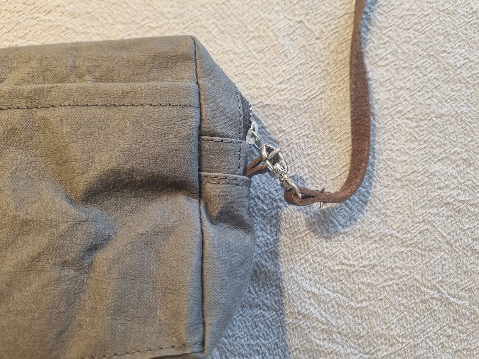 Borse da donna: Kleine tolle Handtasche anthrazit – Nuovo (secondo la descrizione) da Pfäffikon ZH venduto da Nick72 3