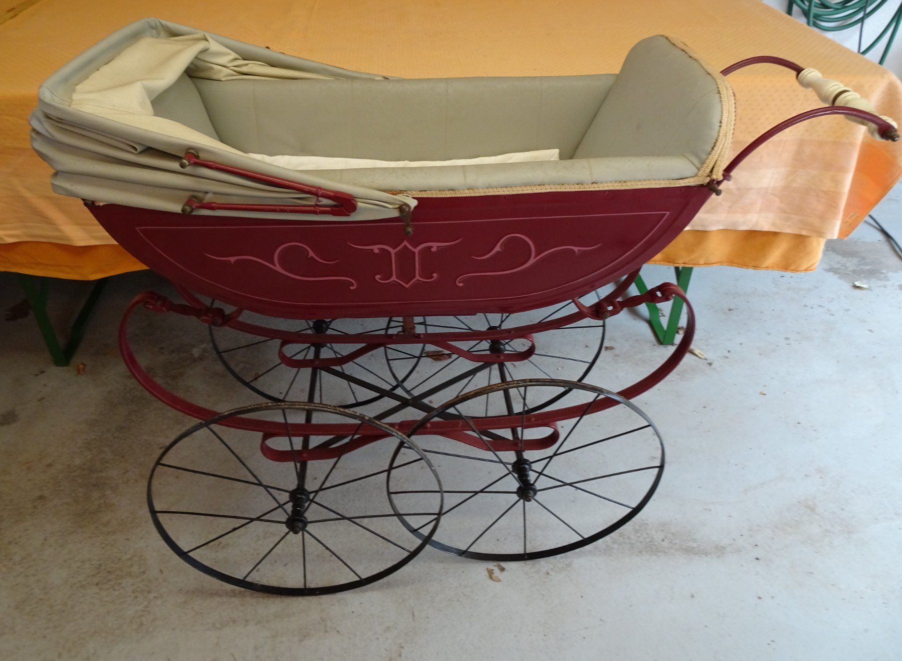 Puppenwagen: Puppenwagen antik – Gebraucht aus Oberwangen b. Bern von est_d8gf