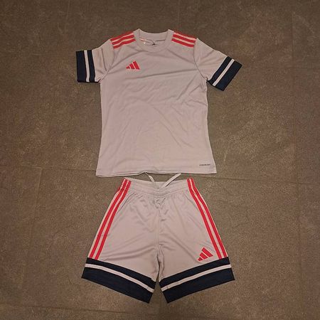 adidas Fussball T-Shirt und Shorts 