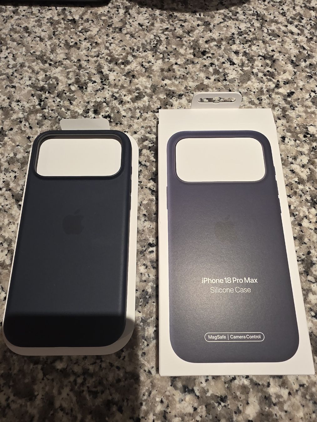 Apple Cover & Protezioni schermo: iPhone 18 Pro Max Silikon Case mit MagSafe - Navyblau – Usato da Wetzikon ZH venduto da m7v_lh7n
