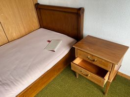 2 Betten mit 2 Nachtischen