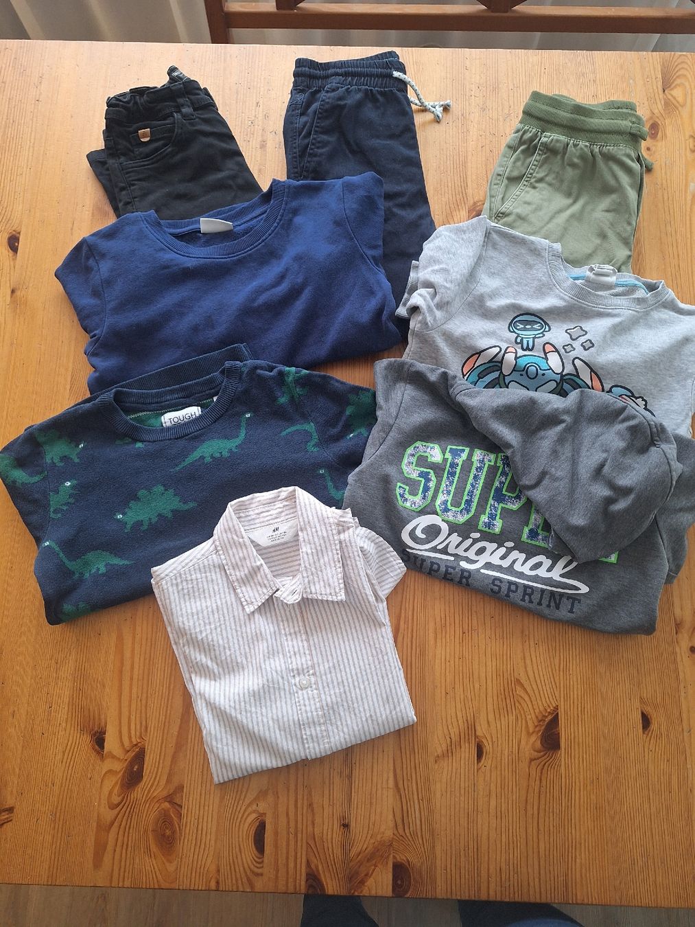 Lotti & Set di vestiti: Grosses Kleiderpaket Grösse 122 – Usato da Aesch BL venduto da ChezToKa