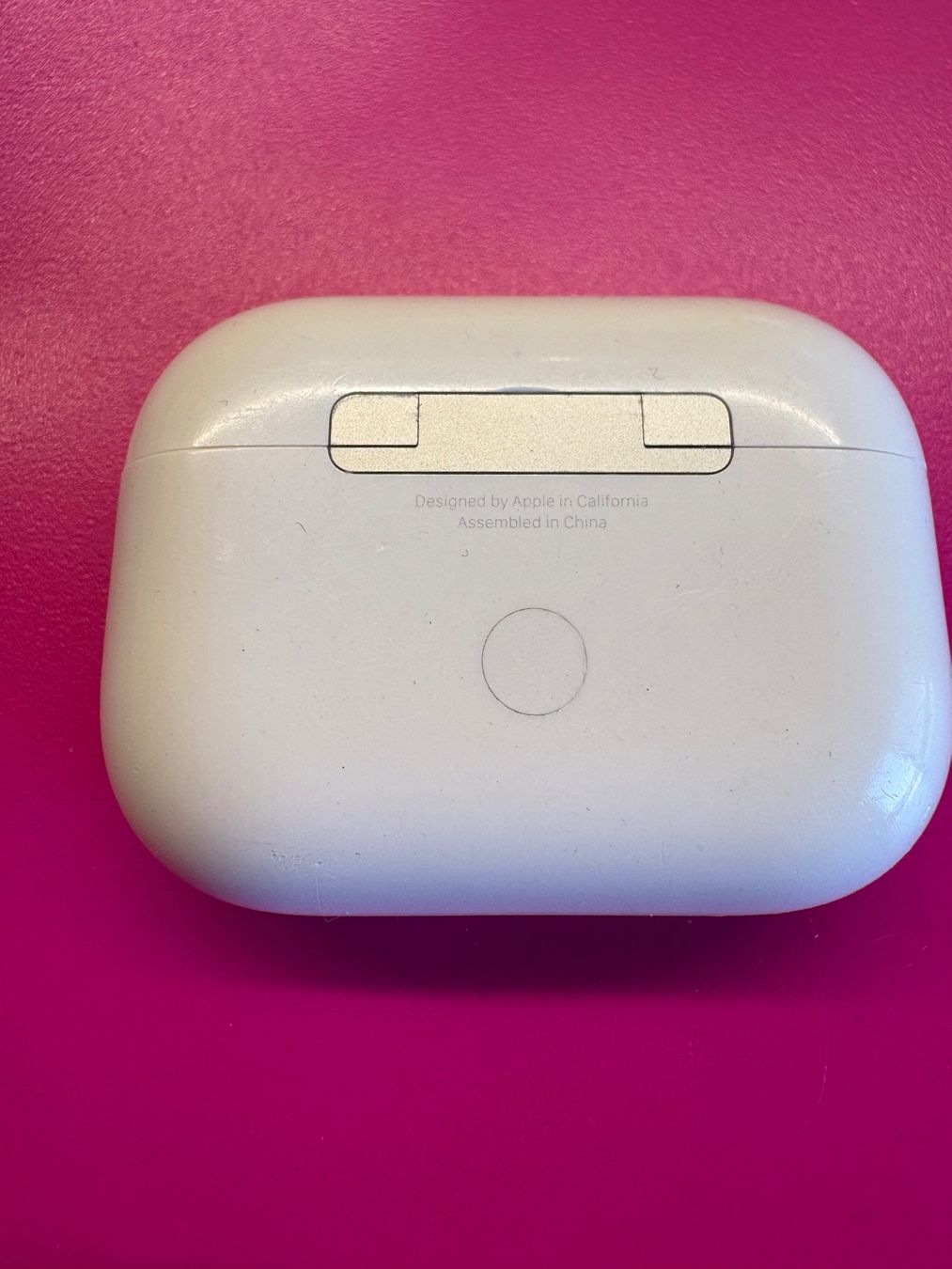 Apple Ladegeräte: Apple AirPods Pro2 charging case (A2968). – Gebraucht aus Lausanne von sil_2dxk 1