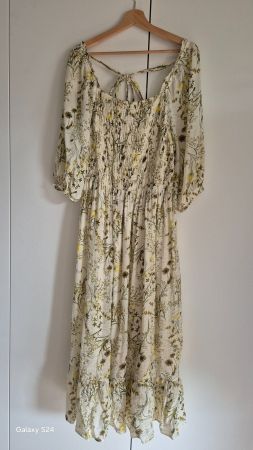 Blumiges Kleid mit gesmoktem Oberteil