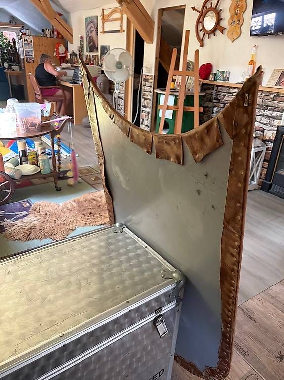 Schilder: Schild - Dünne Holzplatte mit Leder bespannt – Gebraucht aus Mollis von Hg 2
