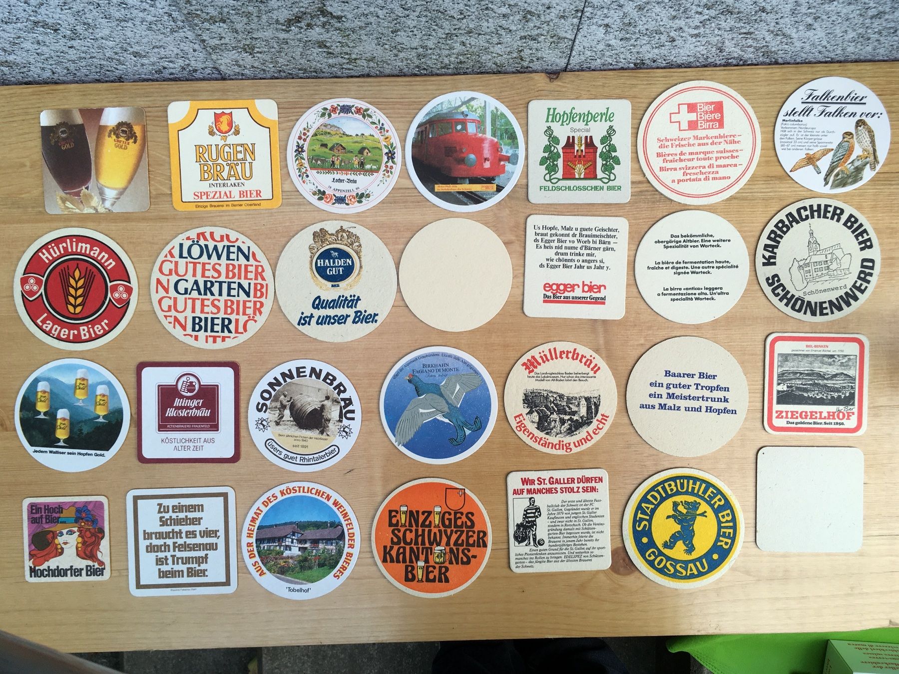 Tischwäsche: 28 alte Bierdeckel Die Bierteller der Schweizer Markenbiere – Gebraucht aus Wil SG von  4