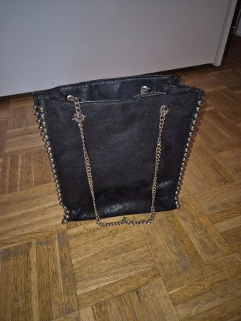 Sac à main noir clouté avec chaîne argentée - Parfait!