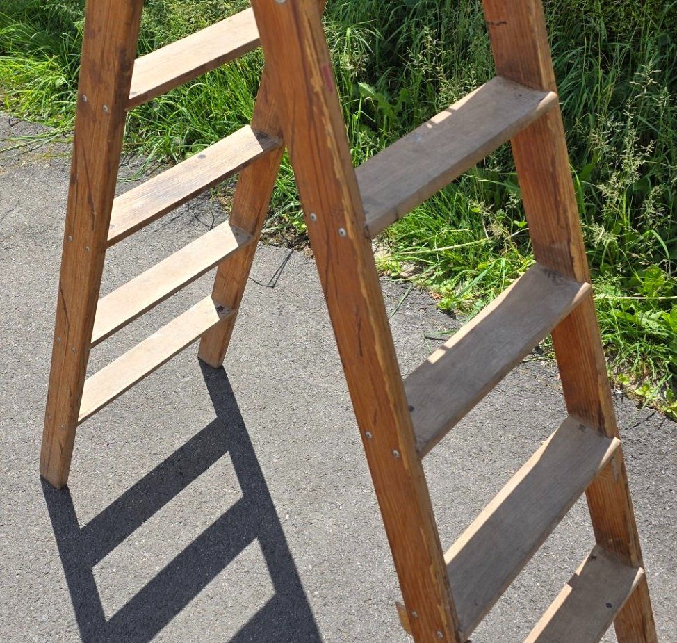 Scale: Alte Bockleiter aus Holz Leiter Regal – Usato da Flums venduto da Flumsantik 2